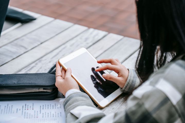 Une élève travaille sur une tablette